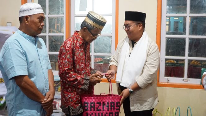 
Teks foto : Rendi Solihin saat menyerahkan paket bantuan (istimewa) 