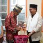 Teks foto : Rendi Solihin saat menyerahkan paket bantuan (istimewa)