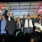 Teks foto : Wabup Kukar Rendi Solihin saat bernyanyi bersama Opik