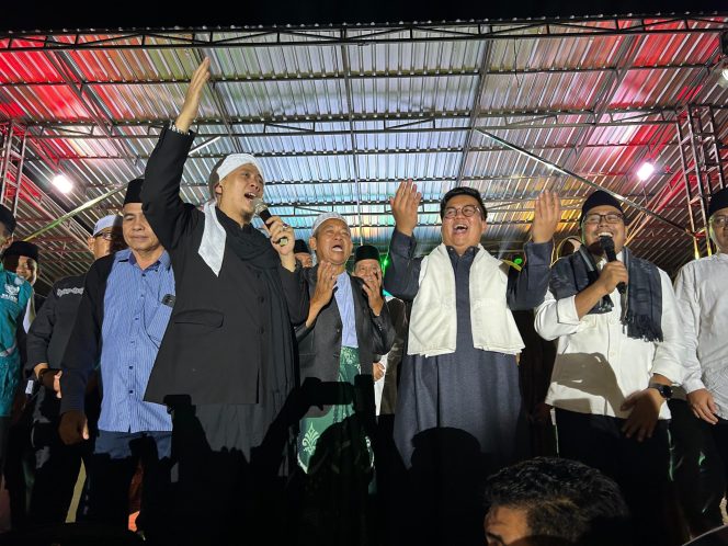
Teks foto : Wabup Kukar Rendi Solihin saat bernyanyi bersama Opik