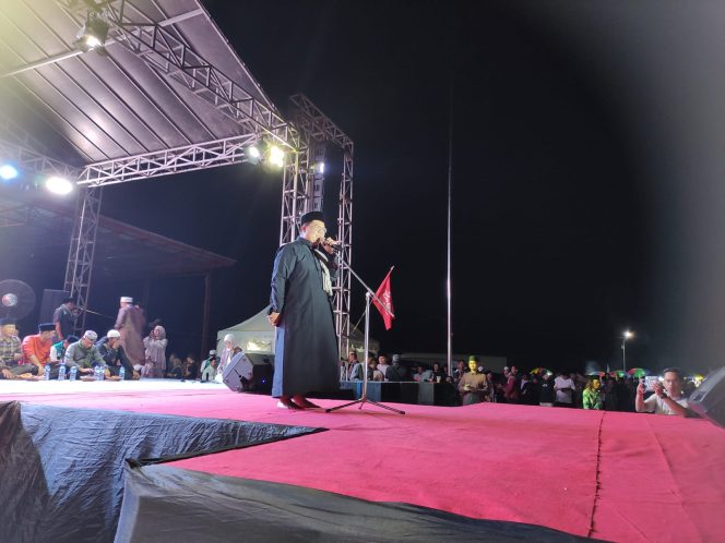 
Teks foto : Wakil Bupati Kutai Kartanegara Rendi Solihin saat memberikan sambutan di acara safari Ramadhan (angga/okeborneo.com) 