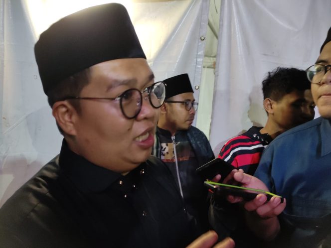 
Teks foto : Wakil Bupati Kutai Kartanegara Rendi Solihin saat memberikan sambutan di acara safari Ramadhan (angga/okeborneo.com) 