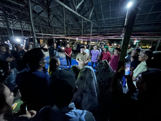 
Teks foto : Wakil Bupati Kukar Rendi Solihin saat meninjau lokasi kebakaran