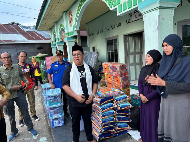 
Rendi Solihin Salurkan Bantuan dan Dukungan Moril Kepada Warga Korban Kebakaran di Pal 05 Tenggarong