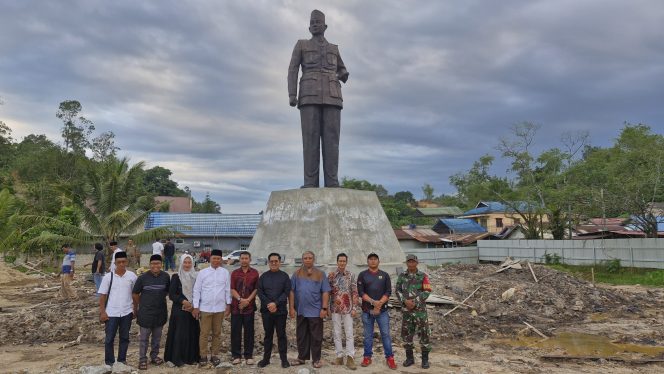 
 Teks foto : Wakil Bupati Rendi Solihin saat melakukan pengecekan Patung Presiden  Soekarno (istimewa)