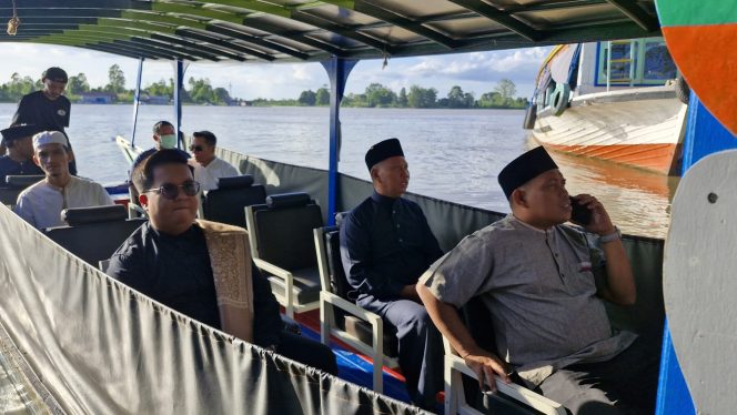 
TEKS FOTO : Wabup Rendi Solihin saat memberikan sambutan di safari Ramadhan di Desa Leka (istimewa/sumber foto : Keren Kukar)