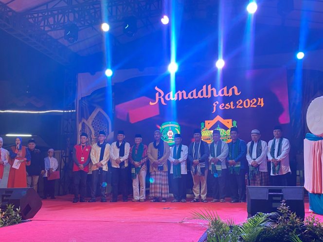 
Teks foto :  Foto bersama seusai pembukaan Festival Ramadhan (istimewa)
