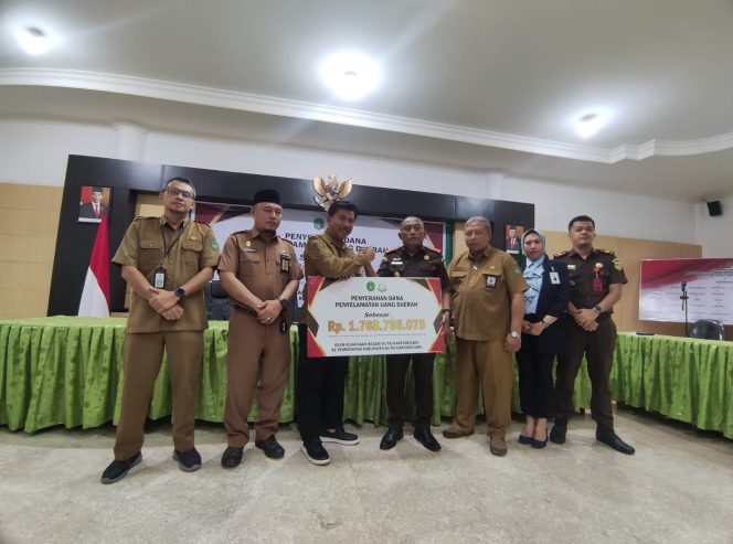 
Teks Foto : Sekda Kukar, Sunggono saat menerima pengembalian secara simbolis kerugian daerah sebesar Rp 1,7 dari Kajari Kukar, Ari Bintang Prakosa (Angga/okeborneo.com) 