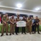 Teks Foto : Sekda Kukar, Sunggono saat menerima pengembalian secara simbolis kerugian daerah sebesar Rp 1,7 dari Kajari Kukar, Ari Bintang Prakosa (Angga/okeborneo.com)