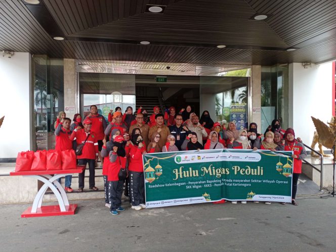 
Teks Foto : Sesi foto bersama Sekda Kukar, Sunggono, perwakilan SKK Migas-KKKS dan warga sekitar wilayah operasi SKK Migas dan KKKS.