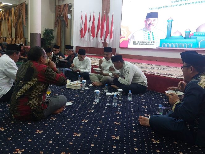 
Teks Foto : Bupati Kukar Edi Damansyah saat berbuka puasa bersama para Kades, Lurah dan BPD di Pendopo Odah Etam (Angga/okeborneo.com)
