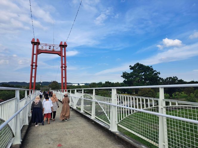 
Teks foto : Jembatan Penyeberangan Pulau Kumala