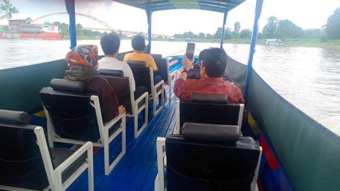 
Teks foto : Wisatawan yang berkunjung ke Desa Pela (istimewa/sumber foto : Alimin)