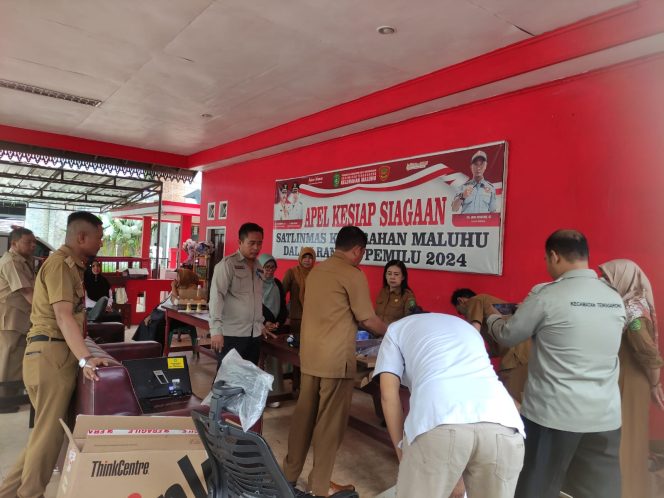 
Teks Foto : Suasana Kantor Sementara Kelurahan Maluhu (angga/okeborneo.com)
