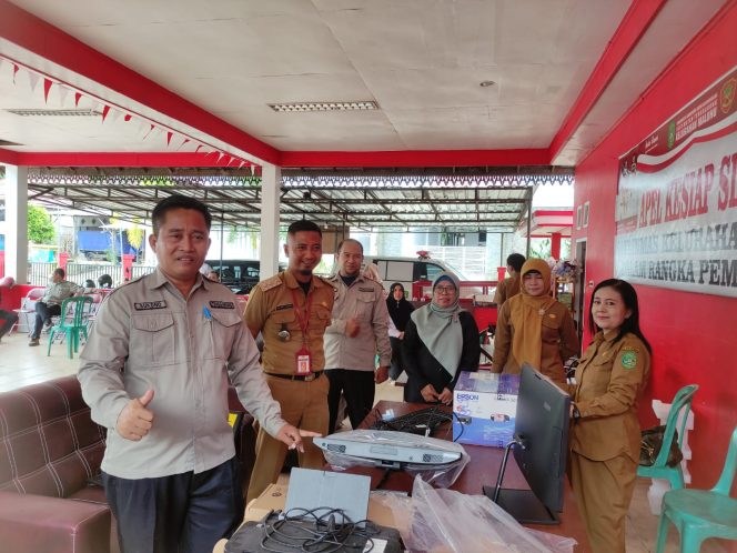 
Teks Foto : Camat Tenggarong Sukono saat menyerahkan bantuan berupa perlengkapan kantor kepada Lurah Maluhu Tri Joko Kuncoro