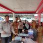 Teks Foto : Camat Tenggarong Sukono saat menyerahkan bantuan berupa perlengkapan kantor kepada Lurah Maluhu Tri Joko Kuncoro