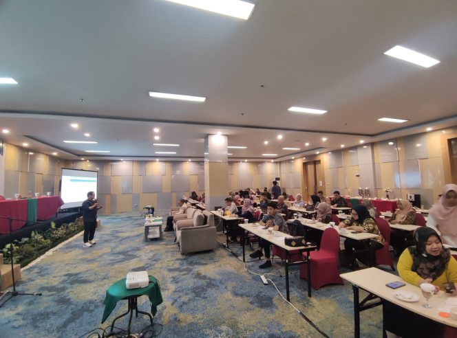 
Teks foto : Suasana penyampaian materi pengisian Aplikasi E- Pantau tahun 2024 (angga/okeborneo.com)