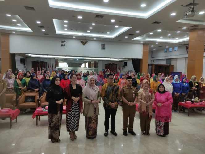 
Teks foto : Kegiatan DP3A Kukar di Hari Kartini (angga/okeborneo.com)