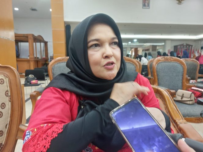 
Teks foto : Kepala Bidang PUG, PP, PSDGA DP3A Kukar, Chalimatus Sa’diah