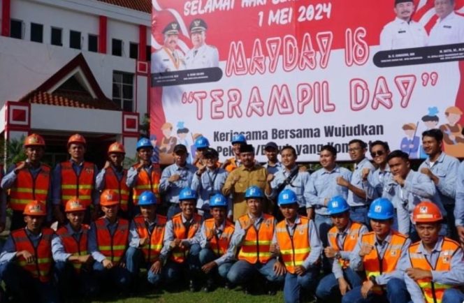 
Teks foto : Edi Damansyah bersama para Buruh berfoto bersama usai mengikuti rangkaian apel peringatan hari Buruh (istimewa)