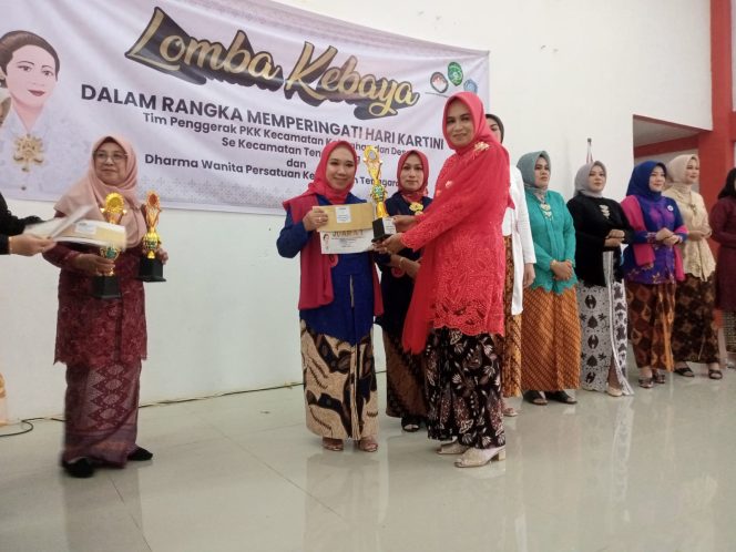 
Teks foto : Suasana pembagian hadiah lomba Kebaya dan Tumpeng (istimewa)