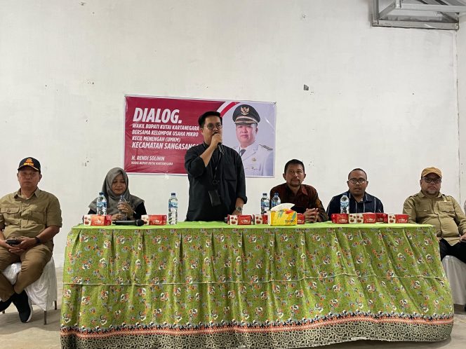 
Teks foto : Wabup Kukar Rendi Solihin saat berdiskusi dengan pelaku UMKM 