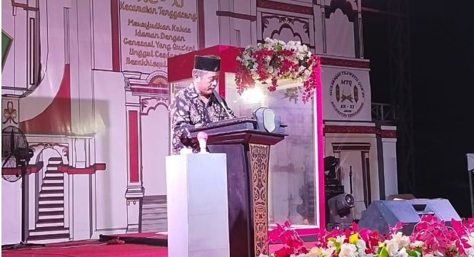 
Teks foto : Camat Tenggarong Sukono saat sambutan pada MTQ (istimewa) 