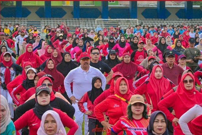 
Teks foto : Edi Damansyah (putih) bersama sejumlah guru dan masyarakat mengikuti senam bersama (istimewa)
