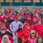 Teks foto : Edi Damansyah (putih) bersama sejumlah guru dan masyarakat mengikuti senam bersama (istimewa)