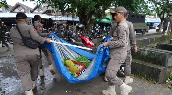 
Teks foto : penertiban PKL yang melanggar aturan (istimewa)