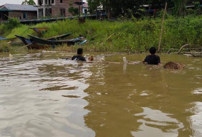 
Teks foto : Pokdarwis Pela saat melakukan pembersihan sampah di sepanjang aliran sungai (istimewa/Sumber Foto : Pokdarwis Pela) 