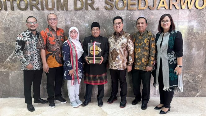 
Teks foto : Ketua Pokdarwis Pela, Alimin berfoto bersama dengan penghargaan Kalpataru (sumber foto : Alimin) 
