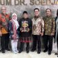 Teks foto : Ketua Pokdarwis Pela, Alimin berfoto bersama dengan penghargaan Kalpataru (sumber foto : Alimin)