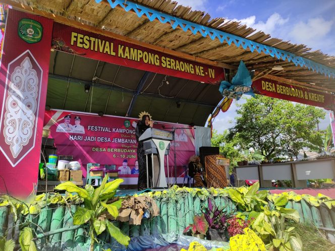 
Teks foto : Sambutan Kades Jembayan Tengah, Masnur (angga/okeborneo.com) 