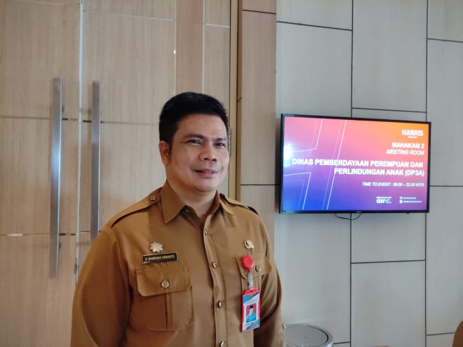 
Teks Foto : Kepala Dinas Pemberdayaan Perempuan dan Perlindungan Anak Kukar Bambang Arwanto (Angga/okeborneo.com)
