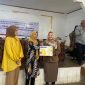 Teks foto : Penyerahan simbolis alat masak