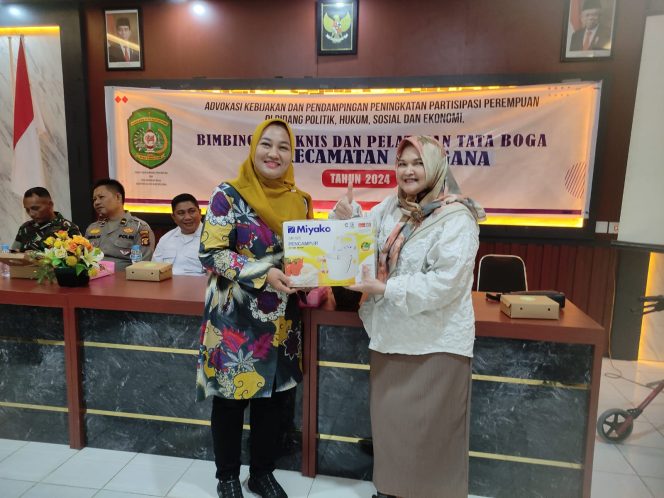 
Teks foto : Ketua TP PKK Sri Wahyuni saat penyerahan simbolik alat masak (angga/okeborneo.com) 