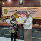 Teks foto : Ketua TP PKK Sri Wahyuni saat penyerahan simbolik alat masak (angga/okeborneo.com)