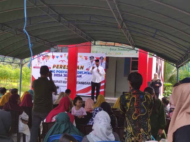 
Teks foto : Bupati Edi Damansyah saat memberikan sambutan di peresmian Posyandu Edelweis (angga/okeborneo.com) 