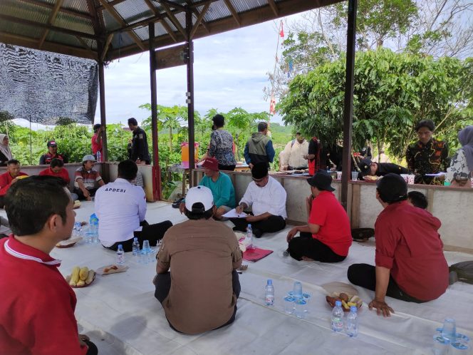 
Teks foto : Edi Damansyah berdiskusi dengan Gapoktan Parahyangan (angga/okeborneo.com)
