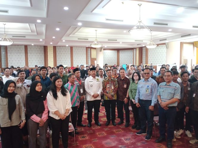 
Teks Foto : Bupati Kukar Edi Damansyah bersama peserta Job Fair 2024 