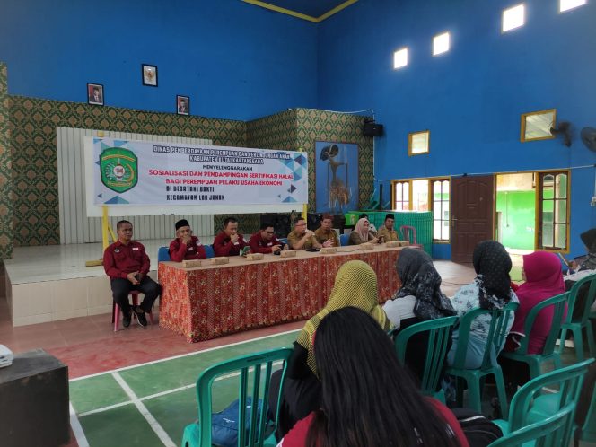 
Teks foto : Suasana sosialisasi dan pendampingan sertifikasi halal di desa bakti (Angga/okeborneo.com) 