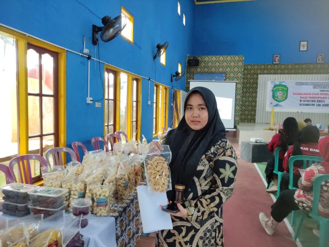 
Teks foto : Idar Hayanti dengan produk UMKMnya (Angga/okeborneo.com)