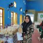 Teks foto : Idar Hayanti dengan produk UMKMnya (Angga/okeborneo.com)