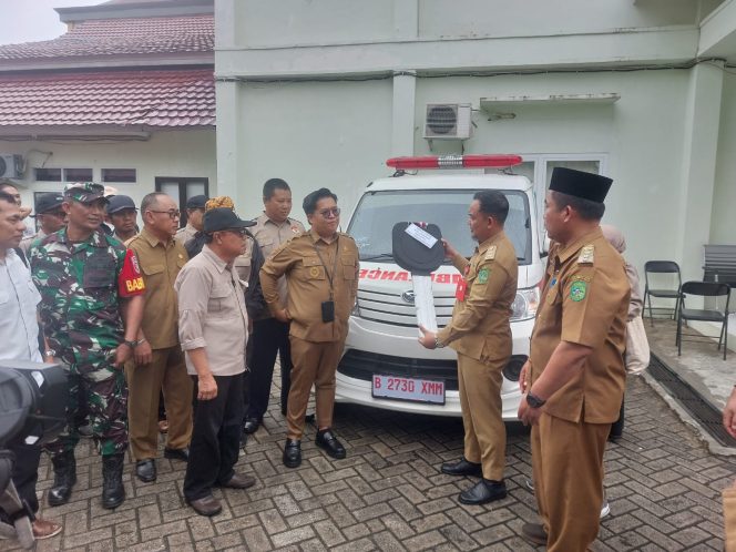 
Teks Foto : Wakil Bupati Kukar Rendi Solihin menyerahkan satu unit ambulans kepada Kelurahan Melayu, Kecamatan Tenggarong 