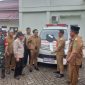 Teks Foto : Wakil Bupati Kukar Rendi Solihin menyerahkan satu unit ambulans kepada Kelurahan Melayu, Kecamatan Tenggarong
