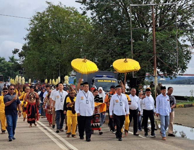 
Awang Yacoub Luthman dan Ahmad Zais Resmi Daftarkan Diri ke KPU Kukar sebagai Pasangan Calon Bupati dan Wakil Bupati Jalur Perseorangan