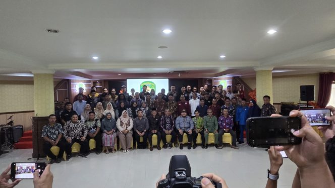 
Wakil Ketua DPRD Kukar Serahkan Bantuan Papan Interaktif untuk Kepala Desa