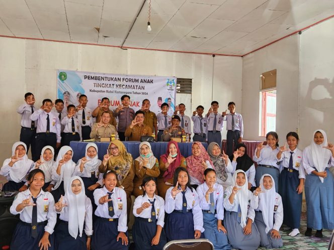 
Teks foto : Sosialisasi dan pembentukan Forum Anak di Kecamatan Kota Bangun Darat.