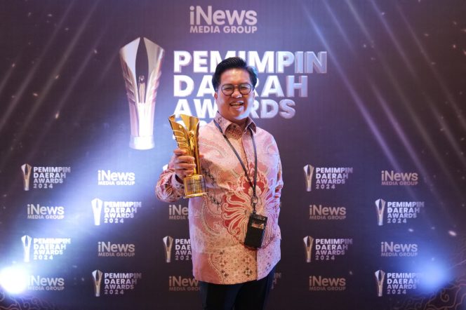 
Program UMKM Efektif, Rendi Solihin Raih Penghargaan Tokoh Pemberdayaan Ekonomi Kreatif 2024